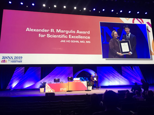 Jae Ho Sohn, MD, MS accepts his award from Valerie P. Jackson, MD, president of the Radiological Society of North America (RSNA)