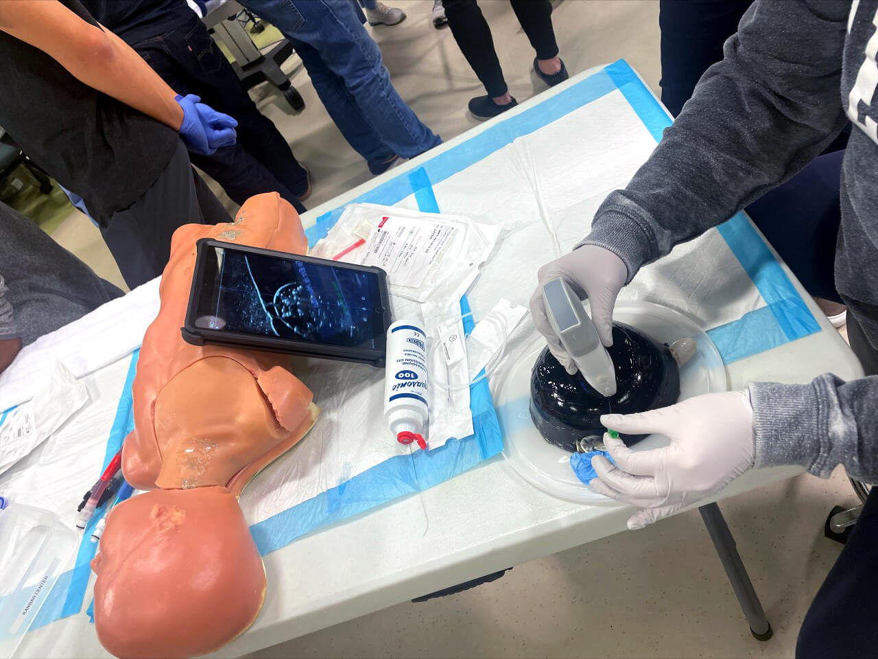 UCSF Medical students learn from UCSF Radiology faculty about ultrasound
