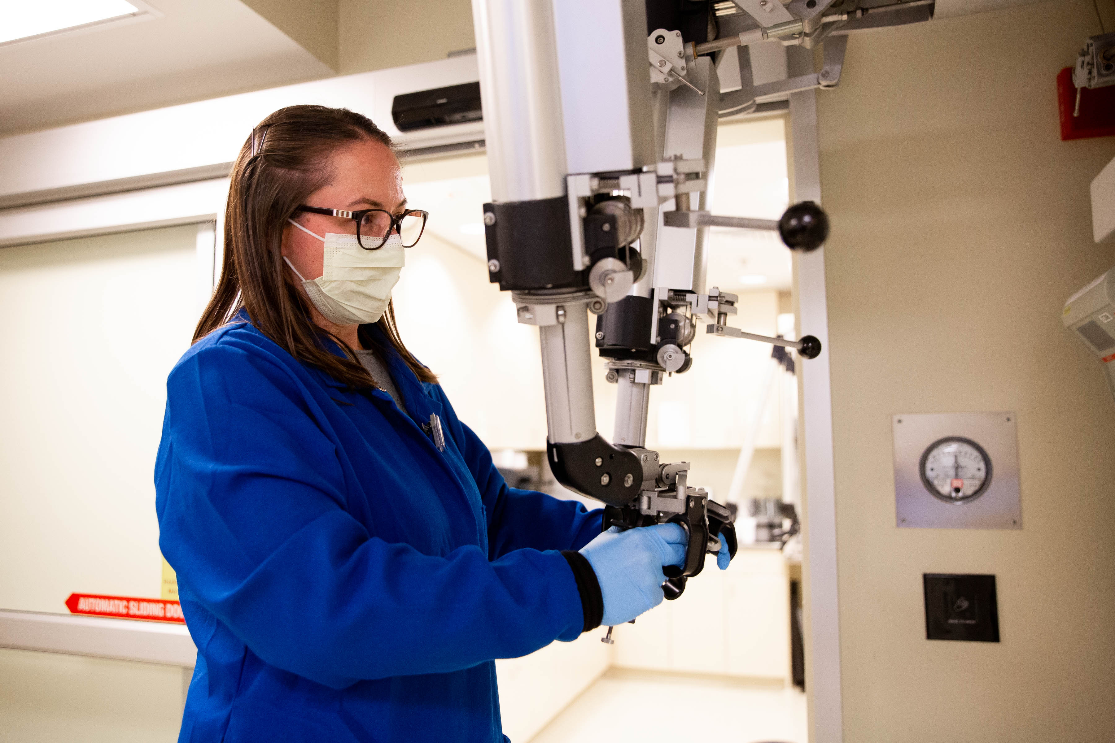Robin Ippisch at the cyclotron lab hot cells Robin Ippisch at the cyclotron lab hot box